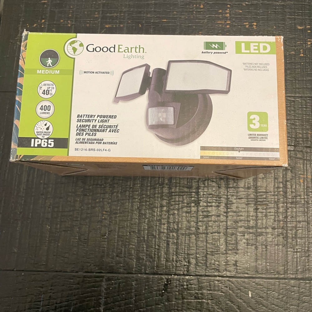 NWOT GOOD EARTH LIGHTING Dual Head Black Motion Sensor Security Light Never used